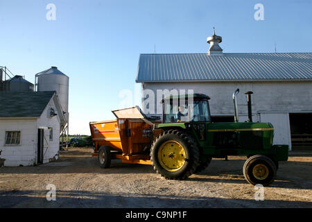 11. Juli 2007 schleppt - Dixon, Illinois, USA - Paul Burrs, 28, Futtertrog, um das Vieh auf Matt Schumachers Farm. Die beiden Bauern bündeln ihre Kräfte vor zwei Jahren zu züchten Vieh und landwirtschaftliche Reihenkulturen wie Weizen, Mais und Sojabohnen. (Kredit-Bild: © Sally Ryan/ZUMA Press) Stockfoto