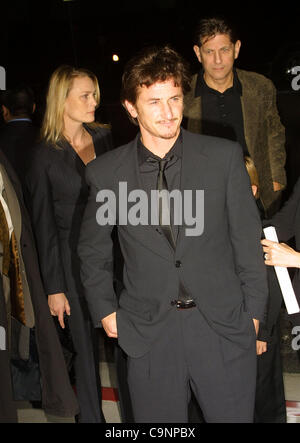 3. Dezember 2001 - Beverly Hills, Kalifornien, USA - SEAN PENN und Frau ROBIN WRIGHT Penn. ICH BIN SAM - PREMIERE. BEVERLY HILLS, KALIFORNIEN. 3. DEZEMBER 2001. NINA PROMMER / 2001 K23527NP (Kredit-Bild: © Globe Photos/ZUMAPRESS.com) Stockfoto