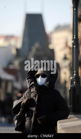 Eine Frau bedeckt ihr Gesicht mit einem Schal bei frostigen Wetter auf der Prager Karlsbrücke auf Donnerstag, 2. Februar 2012. Die Temperaturen in der Tschechischen Republik werden voraussichtlich auf minus 30 ° c fallen. (Foto/Michal Kamaryt CTK) Stockfoto