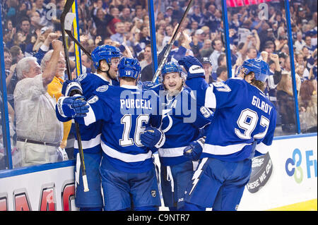 2. Februar 2012 - Tampa, Florida, Vereinigte Staaten von Amerika - 2. Februar 2012 - Tampa, Florida, Vereinigte Staaten von Amerika Tampa Bay Lightning Team Mitglieder feiern Tampa Bay Lightning Verteidiger Victor Hedman (77) Ziel in der zweiten Periode des Spiels zwischen den Tampa Bay Lightning und die Winnipeg Je Stockfoto