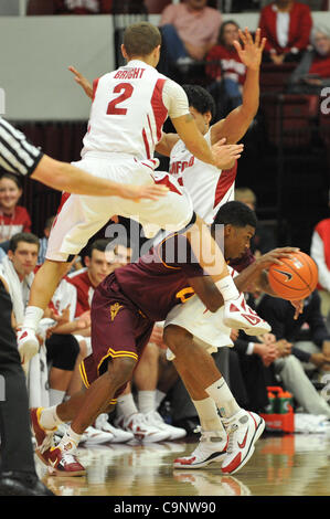 2. Februar 2012 Guard-Forward - Stanford, Kalifornien, USA - Arizona State Sun Devils CARRICK FELIX (0) dribbelt durch Verteidiger während am Donnerstag Spiel um Maples Pavillon.  Stanford schlagen Arizona State 68-44. (Kredit-Bild: © Scott Beley/Southcreek/ZUMAPRESS.com) Stockfoto