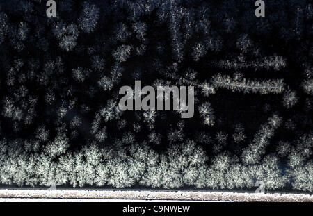 Brighton, UK. 3. Februar 2012. Hübsche Muster als Frost bilden sich Eiskristalle auf einem Autofenster im Bereich Queens Park von Brighton heute. Temperaturen weiterhin möglich Schnee Prognose für das Wochenende fallen. Kredit Simon Dack/Alamy Live-Nachrichten Stockfoto