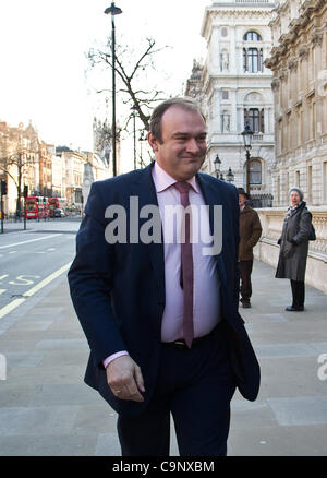 Whitehall, London, UK. 03.02.2012 Ed Davey Ankunft in Whitehall, der neue Staatssekretär für Energie und Klimawandel zu werden. Den Rücktritt von Chris Huhne folgte seine Ernennung. Stockfoto