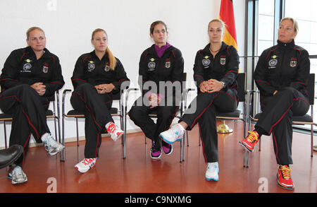 Von links nach rechts Anna-Lena Grönefeld sind Angelique Kerber, Julia Goerges, Sabine Lisicki und Barbara Rittner Deutschlands während der offiziellen Fed-Cup-Auslosung in Stuttgart, Deutschland, auf Freitag, 3. Februar 2012 gesehen. Das Tschechische Team wird die deutsche Mannschaft in der ersten Runde der Welt Grou Gesicht. Stockfoto