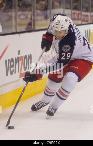 1. Februar 2012 - Los Angeles, Kalifornien, US - Blue Jackets Andrew Joudrey (29) steuert den Puck auf der Seite des Spielfeldes.  Die LA Kings besiegen den Columbus Blue Jackets 3: 2 erzielte den Siegtreffer mit 0,3 Sekunden verließ das Spiel im Staples Center in Los Angeles. (Kredit-Bild: © Josh Kapelle / Stockfoto