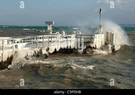 VERSOIX, Kanton Genf, Schweiz, Anlegestelle 02.04.2012 Breakers Läufer über den eisbedeckten in den Genfersee in Versoix bei Genf in einem Wintersturm, Versoix, Kanton Genf, Schweiz Stockfoto