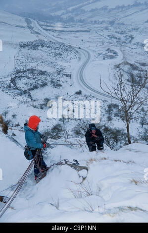 4. Februar 2012, UK - gibt ein Arctic Blast Wetter gute Eisklettern in Wales - Cate 22, Studentin der Tiermedizin aus Sussex UK und Alex 23, Aerospace Engineering Student aus Worcester UK. Genießen Sie einige Eisklettern in den Brecon Beacons National Park, UK. Photo Credit: Graham M. Lawrence/Alamy News Stockfoto