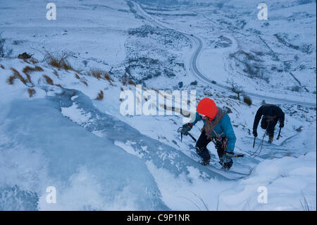 4. Februar 2012, UK - gibt ein Arctic Blast Wetter gute Eisklettern in Wales - Cate 22, Studentin der Tiermedizin aus Sussex UK und Alex 23, Aerospace Engineering Student aus Worcester UK. Genießen Sie einige Eisklettern in den Brecon Beacons National Park, UK. Photo Credit: Graham M. Lawrence/Alamy News Stockfoto