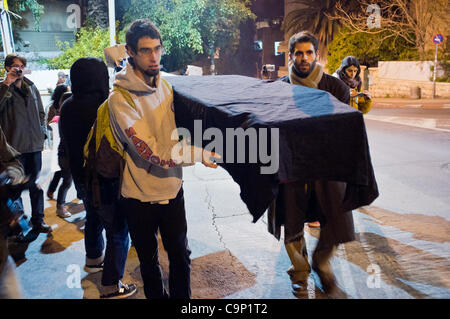 Aktivisten führen einen feierlichen mock Trauerzug für Obdachlose Yohanes Berko, die in der Nacht vom 21. Januar in Tel-Aviv, marschieren, die offizielle Residenz von PM Netanyahu Privatwohnung fror. Jerusalem, Israel. 4. Februar 2012. Stockfoto