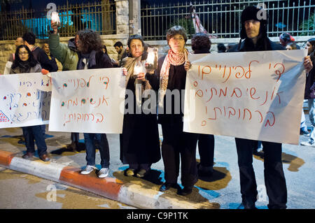 Aktivisten führen einen feierlichen mock Trauerzug für Obdachlose Yohanes Berko, die in der Nacht vom 21. Januar in Tel-Aviv, marschieren, die offizielle Residenz von PM Netanyahu Privatwohnung fror. Jerusalem, Israel. 4. Februar 2012. Stockfoto