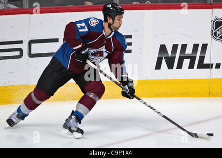 4. Februar 2012 - Denver, Colorado, Vereinigte Staaten von Amerika - Colorado Avalanche Verteidiger Kyle Quincey (27) steuert den Puck in der ersten Periode gegen die Vancouver Canucks. Der Colorado Avalanche veranstaltete die Vancouver Canucks im Pepsi Center in Denver, CO. (Credit-Bild: © Jesaja Downing/Southcreek/ZUMA Stockfoto