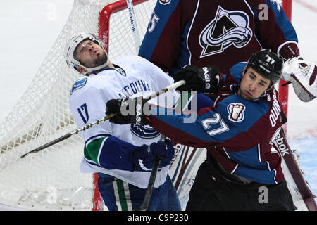 4. Februar 2012 - Denver, Colorado, Vereinigte Staaten - Colorado Avalanche Verteidiger Kyle Quincey (27) Kreuz Kontrollen Vancouver Canucks Zentrum Ryan Kesler (17) in der zweiten Periode. Nach zwei Perioden Colorado führt 2: 1. Der Colorado Avalanche veranstaltete die Vancouver Canucks im Pepsi Center in Denver, CO. () Stockfoto
