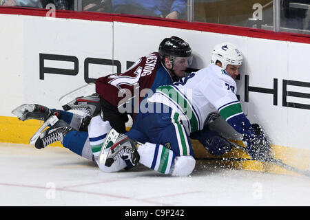 4. Februar 2012 - Denver, Colorado, Vereinigte Staaten - Colorado Avalanche linken Flügel Gabriel Landeskog (92) und Vancouver Canucks Verteidiger Aaron Rome (29) in den Platten Kopf zuerst in der dritten Periode kollidieren. Der Colorado Avalanche veranstaltete die Vancouver Canucks an das Pepsi Center in Denver, CO. (Credit Stockfoto