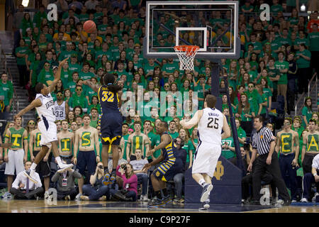 4. Februar 2012 - steigt Südschlaufe, Indiana, USA - Notre-Dame-Guard ERIC ATKINS (0) für eine Aufnahme als Marquette nach vorn, dass JAE CROWDER (32) im ersten Halbjahr Aktion im Purcell-Pavillon in der Mitte von Joyce verteidigt. (Kredit-Bild: © John Mersits/Southcreek/ZUMAPRESS.com) Stockfoto