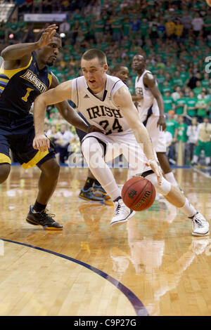 4. Februar 2012 - South Bend, Indiana, USA - Notre Dame Guard/Forward PAT CONNAUGHTON (24) Laufwerke in den Korb wie Marquette Wache DARIUS JOHNSON-ODOM (1) verteidigt zweite Hälfte Aktion im Purcell-Pavillon in der Mitte von Joyce. (Kredit-Bild: © John Mersits/Southcreek/ZUMAPRESS.com) Stockfoto