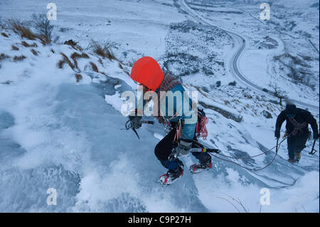 4. Februar 2012, UK - gibt ein Arctic Blast Wetter gute Eisklettern in Wales - Cate 22, Studentin der Tiermedizin aus Sussex UK und Alex 23, Aerospace Engineering Student aus Worcester UK. Genießen Sie einige Eisklettern in den Brecon Beacons National Park, UK. Photo Credit: Graham M. Lawrence/Alamy News Stockfoto