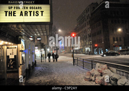 Schnee fällt auf London Samstagabend. Pendler-Kopf durch den Schnee hinter der Everyman Cinema Baker Street Stockfoto