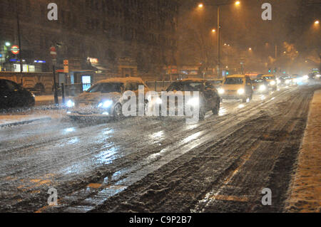 Schnee fällt auf London Samstagabend. Pendler-Kopf durch den Schnee vorbei Baker Street Station als mehr als zwei Zoll Schnee fällt. Stockfoto