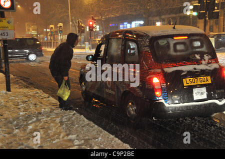 Schnee fällt auf London Samstagabend. Stammt ein schwarzes Taxi in der Nähe von Baker Street Station als mehr als zwei Zoll Schnee fällt. Stockfoto