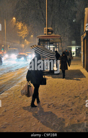 Schnee fällt auf London Samstagabend. Pendler-Kopf durch den Schnee auf der Euston Road als mehr als zwei Zoll Schnee fällt. Stockfoto