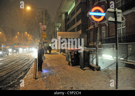 Schnee fällt auf London Samstagabend. Pendler-Kopf durch den Schnee auf der Euston Road als mehr als zwei Zoll Schnee fällt. Stockfoto