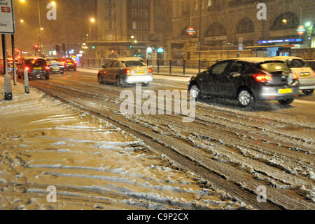 Schnee fällt auf London Samstagabend. Pendler-Kopf durch den Schnee vorbei Baker Street Station als mehr als zwei Zoll Schnee fällt. Stockfoto