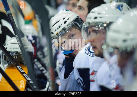 4. Februar 2012 - Saskatoon, Saskatchewan, Kanada - Saskatoon Blades Zentrum Ryan Olsen (#9) auf der Bank in Aktion während des Spiels Saskatoon Blades vs. Medicine Hat Tigers im Credit Union Centre in Saskatoon. (Kredit-Bild: © Derek Mortensen/Southcreek/ZUMAPRESS.com) Stockfoto