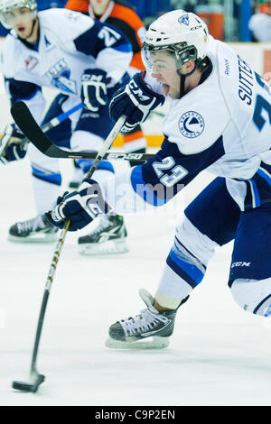 4. Februar 2012 - Saskatoon, Saskatchewan, Kanada - Saskatoon Blades Zentrum Lukas Sutter (#23) führt einen Torwurf in Aktion während des Spiels Saskatoon Blades vs. Medicine Hat Tigers im Credit Union Centre in Saskatoon. (Kredit-Bild: © Derek Mortensen/Southcreek/ZUMAPRESS.com) Stockfoto