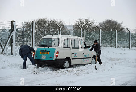 Woodingdean, Sussex, UK. 5. Februar 2012. Autofahrer, die stecken in Schneeverwehungen zu Woodingdean in der Nähe von Brighton an diesem Morgen nach der Nacht Schneefall UK Foto genommen von Simon Dack/Alamy Live News Stockfoto