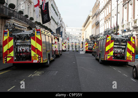 Dutzende von Feuerwehrfahrzeugen besuchte die Szene des Feuers Mayfair am Samstag Stockfoto