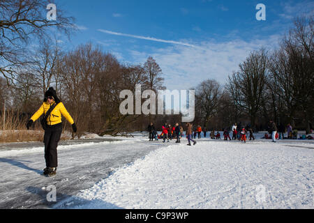 Groß Einfrieren: Menschen Eislaufen im Vondelpark, Amsterdam, Februar 2012. Nachttemperaturen von so niedrig wie-18 der Städte Kanäle und Teiche eingefroren - verlassen hat und die Holländer vergeuden Sie keine Chance, ihre Schlittschuhe anschnallen. Stockfoto