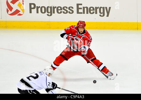 4. Februar 2012 - Raleigh, North Carolina, USA - Carolina Hurricanes center Eric Staal (12) sieht her einen offeneren Mann während Tonights Spiel. Hurrikane besiegte Könige 2: 1 im RBC Center in Raleigh, North Carolina. (Kredit-Bild: © Anthony Barham/Southcreek/ZUMAPRESS.com) Stockfoto