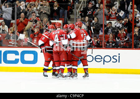 4. Februar 2012 - Raleigh, North Carolina, USA - Carolina Hurricanes feiern während Tonights Spiel. Hurrikane besiegte Könige 2: 1 im RBC Center in Raleigh, North Carolina. (Kredit-Bild: © Anthony Barham/Southcreek/ZUMAPRESS.com) Stockfoto