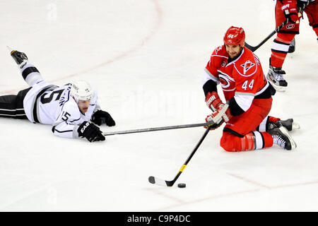 4. Februar 2012 - Raleigh, North Carolina, USA - Carolina Hurricanes Verteidiger Jay Harrison (44) und Los Angeles Kings center Brad Richardson (15) Kampf um den Puck während Tonights Spiel. Hurrikane besiegte Könige 2: 1 im RBC Center in Raleigh, North Carolina. (Kredit-Bild: © Anthony Barham/Southcreek/Z Stockfoto