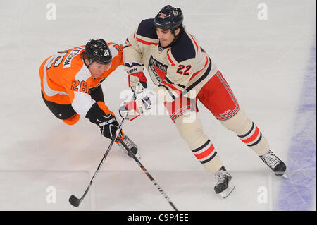 5. Februar 2012 - Newark, New Jersey, USA - New York Rangers Center Brian Boyle (22) übergibt den Puck von Philadelphia Flyers Verteidiger Erik Gustafsson (26) während der ersten Periode NHL Aktion zwischen den Philadelphia Flyers und die New York Rangers im Madison Square Garden in New York, N.Y. Die Ran Stockfoto
