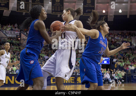 5. Februar 2012 - South Bend, Indiana, USA - Notre Dame vorwärts Natalie Achonwa (#11) Schlachten mit Spielern der DePaul Deanna Ortiz (#34) und vorwärts Jasmine Penny (#31) für eine Erholung im ersten Halbjahr Aktion während der NCAA Frauen-Basketball-Spiel zwischen DePaul und Notre Dame.  Die Notre Dame Fighting Irish defea Stockfoto