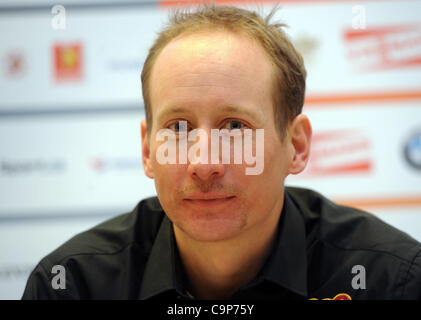 Tschechische Skifahrer Lukas Bauer stellt während der Pressekonferenz für den kommenden FIS Cross Country World Cup Zlata Lyze in Prag, Tschechische Republik, am Montag, 6. Februar 2012. Die WM findet vom 11. Februar bis Februar 12 in Nove Mesto Na Morave. (CTK Foto/Katerina Sulova) Stockfoto