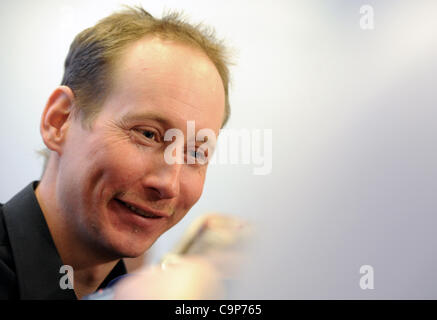 Tschechische Skifahrer Lukas Bauer lächelt während der Pressekonferenz für den kommenden FIS Cross Country World Cup Zlata Lyze in Prag, Tschechische Republik, am Montag, 6. Februar 2012. Die WM findet vom 11. Februar bis Februar 12 in Nove Mesto Na Morave. (CTK Foto/Katerina Sulova) Stockfoto