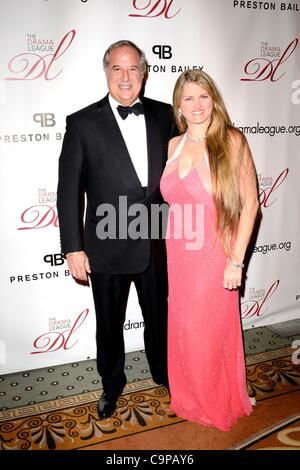 Stewart Lane, Bonnie Comley im Ankunftsbereich für Drama League von New York 2012 musikalische Feier des BROADWAY nutzen, New York, New York 6. Februar 2012. Foto von: Eric Reichbaum/Everett Collection Stockfoto
