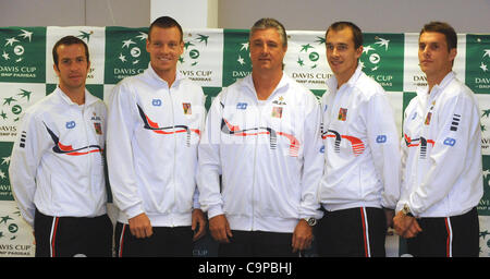 Tennisspieler (von links nach rechts) Radek Stepanek, Tomas Berdych, non-playing captain Jaroslav Navratil, Lukas Rosol und Frantisek Cermak Tschechien Pose im Rahmen einer Pressekonferenz vor dem Davis Cup Tennis match Tschechische Republik vs. Italien in Ostrava, Tschechische Republik, auf Dienstag, 7. Februar 2012. (C Stockfoto