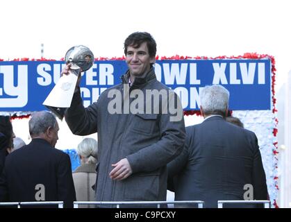 Eli Manning in Anwesenheit für New York City Ticker Tape Parade Ehren Super Bowl XLVI Champions die New York Giants, Canyon of Heroes, New York, NY 7. Februar 2012. Foto von: Andres Otero/Everett Collection Stockfoto