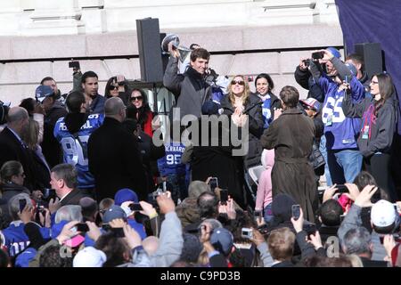 Eli Manning, hissen die Lombardi Trophy bei einem öffentlichen Auftritt für New York City Gastgeber Feier für Super Bowl XLVI setzt sich für die New York Giants, City Hall Plaza, New York, NY 7. Februar 2012. Foto von: Andres Otero/Everett Collection Stockfoto