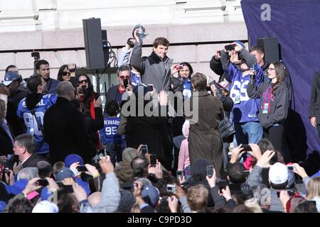 Eli Manning, hissen die Lombardi Trophy bei einem öffentlichen Auftritt für New York City Gastgeber Feier für Super Bowl XLVI setzt sich für die New York Giants, City Hall Plaza, New York, NY 7. Februar 2012. Foto von: Andres Otero/Everett Collection Stockfoto