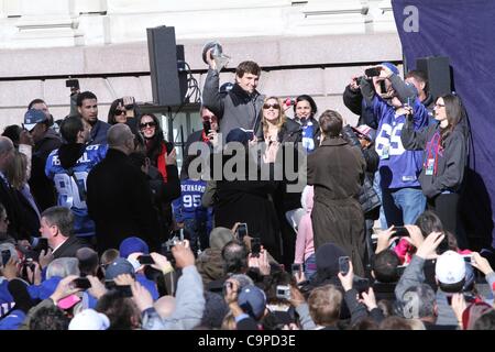 Eli Manning, hissen die Lombardi Trophy bei einem öffentlichen Auftritt für New York City Gastgeber Feier für Super Bowl XLVI setzt sich für die New York Giants, City Hall Plaza, New York, NY 7. Februar 2012. Foto von: Andres Otero/Everett Collection Stockfoto