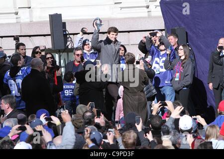 Eli Manning, hissen die Lombardi Trophy bei einem öffentlichen Auftritt für New York City Gastgeber Feier für Super Bowl XLVI setzt sich für die New York Giants, City Hall Plaza, New York, NY 7. Februar 2012. Foto von: Andres Otero/Everett Collection Stockfoto