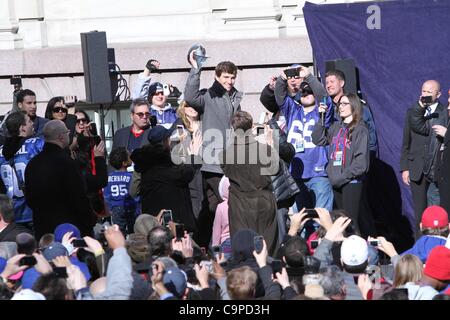 Eli Manning, hissen die Lombardi Trophy bei einem öffentlichen Auftritt für New York City Gastgeber Feier für Super Bowl XLVI setzt sich für die New York Giants, City Hall Plaza, New York, NY 7. Februar 2012. Foto von: Andres Otero/Everett Collection Stockfoto