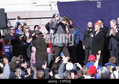 Eli Manning, hissen die Lombardi Trophy bei einem öffentlichen Auftritt für New York City Gastgeber Feier für Super Bowl XLVI setzt sich für die New York Giants, City Hall Plaza, New York, NY 7. Februar 2012. Foto von: Andres Otero/Everett Collection Stockfoto