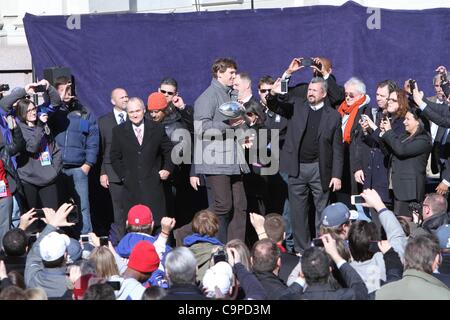 Eli Manning, hissen die Lombardi Trophy bei einem öffentlichen Auftritt für New York City Gastgeber Feier für Super Bowl XLVI setzt sich für die New York Giants, City Hall Plaza, New York, NY 7. Februar 2012. Foto von: Andres Otero/Everett Collection Stockfoto