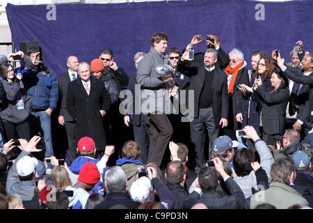 Eli Manning, hissen die Lombardi Trophy bei einem öffentlichen Auftritt für New York City Gastgeber Feier für Super Bowl XLVI setzt sich für die New York Giants, City Hall Plaza, New York, NY 7. Februar 2012. Foto von: Andres Otero/Everett Collection Stockfoto