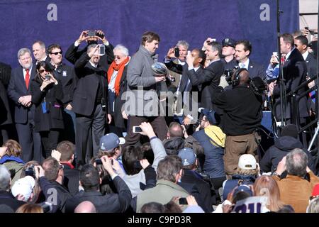 Eli Manning, hissen die Lombardi Trophy bei einem öffentlichen Auftritt für New York City Gastgeber Feier für Super Bowl XLVI setzt sich für die New York Giants, City Hall Plaza, New York, NY 7. Februar 2012. Foto von: Andres Otero/Everett Collection Stockfoto